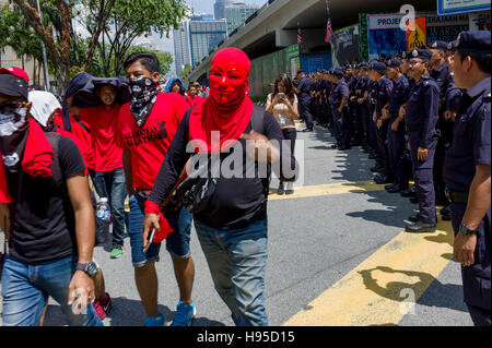 Kuala Lumpur, Malaysia. 19. November 2016. Rechtsgerichtete "Rothemden" Anhänger marschieren zu begegnen, die ein Protest organisiert von führenden reformistischen Gruppe Bersih 5.0 Malaysias Premierminister Najib Razak Kuala Lumpur am 19. November 2016 Rücktritt gefordert. Bildnachweis: Chris JUNG/Alamy Live-Nachrichten Stockfoto