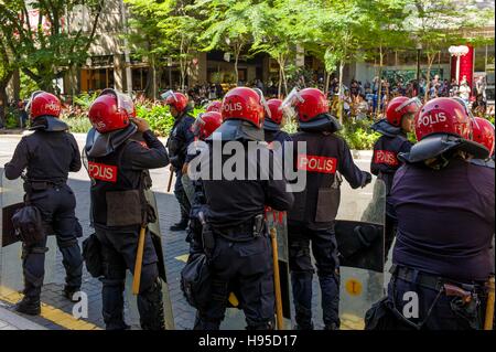 Kuala Lumpur, Malaysia. 19. November 2016. Malaysia Royal Police von Federal Reserve Unit (FRU) Wache in der Nähe des Merdeka (Unabhängigkeit) am 19. November 2016 in Kuala Lumpur, Malaysia-Credit: Chris JUNG/Alamy Live News Stockfoto