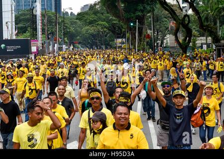 Kuala Lumpur, Malaysia. 19. November 2016. Mitglieder von Malaysias Demonstranten marschieren in Richtung zum KLCC während Bersih 5.0 Protestaktion für anspruchsvolle Malaysia Premierminister Najib Razak um step-down und für faire Wahlen am 19. November 2016 in Kuala Lumpur, Malaysia. Bildnachweis: Chris JUNG/Alamy Live-Nachrichten Stockfoto