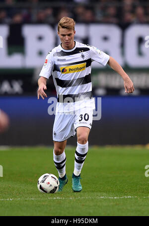 Mönchengladbach, Deutschland. 19. November 2016. Mönchengladbach Nico Elvedi in Aktion während der deutschen Fußball-Bundesliga-Fußball-match zwischen Borussia Moenchengladbach und 1. FC Köln im Borussia-Park in Mönchengladbach, 19. November 2016. Foto: JONAS GUETTLER/Dpa/Alamy Live News Stockfoto