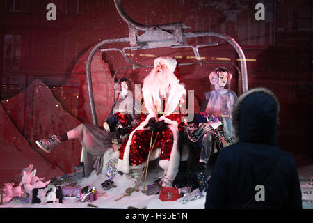 Oxford Street, London, UK. 19. November 2016. Eine Frau vorbeiziehen Selfridges Weihnachten Windows anzuzeigen. Bildnachweis: Dinendra Haria/Alamy Live-Nachrichten Stockfoto