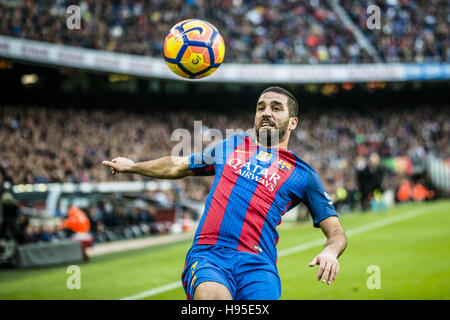 Barcelona, Katalonien, Spanien. 19. November 2016. FC Barcelona Mittelfeldspieler ARDA in Aktion während der LaLiga Spiel zwischen FC Barcelona und Malaga CF im Camp Nou Stadion in Barcelona Credit: Matthias Oesterle/ZUMA Draht/Alamy Live News Stockfoto