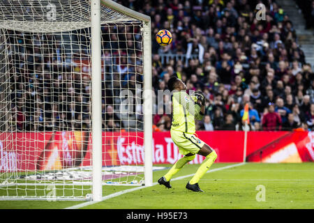 Barcelona, Katalonien, Spanien. 19. November 2016. Malaga Torwart KAMENI hält einen FC Barcelona Ball während des Spiels LaLiga im Camp Nou Stadion in Barcelona Credit: Matthias Oesterle/ZUMA Draht/Alamy Live News Stockfoto