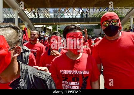 Kuala Lumpur, Malaysia. 19. November 2016. Rechter Flügel "Rothemden" Anhänger marschieren zum Zähler Bersih 5.0 Protestkundgebung Malaysias Premierminister Razak Rücktritt gefordert. © Chris Jung/ZUMA Draht/Alamy Live-Nachrichten Stockfoto