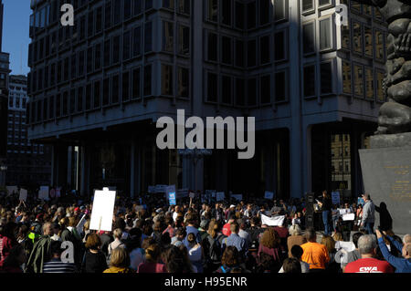 Philadelphia, Pennsylvania, USA. 19. November 2016. Hunderte nehmen an anhaltenden Anti-Trump Proteste am 19. November 2016, in Center City Philadelphia, PA. Bildnachweis: Bastiaan Slabbers/Alamy Live-Nachrichten Stockfoto