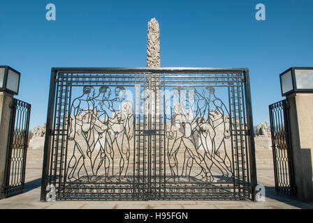 Der Monolith durch das Tor des Frogner Park Oslo Norwegen Europa Stockfoto