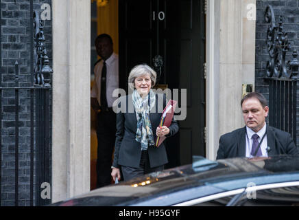 Herr Ministerpräsident, Theresa May, Blätter 10 Downing Street, auf dem Weg zu Fragen des Premierministers im House Of Commons Stockfoto