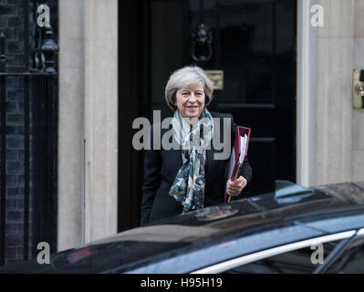 Herr Ministerpräsident, Theresa May, Blätter 10 Downing Street, auf dem Weg zu Fragen des Premierministers im House Of Commons Stockfoto