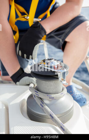 Nahaufnahme, der Segler Hände Umgang mit Yacht Seile. Linseneffekt, unerkennbar person Stockfoto