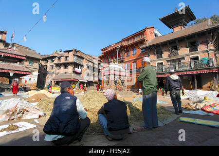 Männer Klappern in der Töpferei Quadrat. Bhaktapur, Nepal. Stockfoto