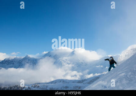 Snowboarden das Pulver auf das Skigebiet von Saint-Gervais-Les-Bains Stockfoto