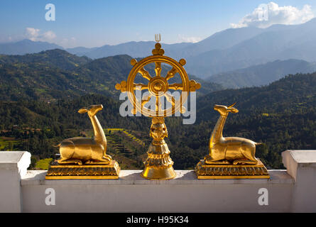 Das Rad des Dharma (Dharmachakra) des Thrangu Tashi Yangtse buddhistischen Klosters in Namo Buddha. Nepal. Stockfoto