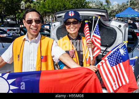 Miami Beach Florida, Veterans Day, Feiern Aktivitäten, Taiwan Flagge, Asiaten ethnischen Einwanderer Minderheit, Erwachsene, Erwachsene, Mann Männer männlich, Frau Stockfoto