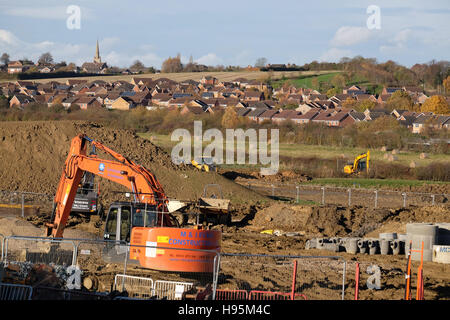 Schwere Maschinen verwendet wird, um den Boden für den Hausbau, Grantham Lincs, England, UK-Ebene Stockfoto