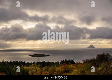 Blick auf die Inseln Pladda und Ailsa Craig aus der südlichen Küste der Isle of Arran, North Ayrshire, Schottland Stockfoto