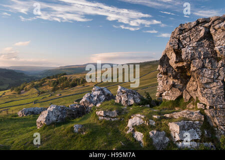 Sommer Abend Blick Yorkshire Dales ins Grüne von Conistone Pie, ein Kalkstein Felsen - North Yorkshire GB gesehen. Stockfoto