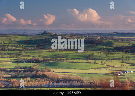 Blick vom Otley Chevin Aross Wharfe Tal auf dem markanten Felsvorsprung Almscliffe Crag - North Yorkshire, England. Stockfoto