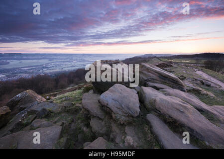 Dramatischen Himmel bei Sonnenaufgang über das Wharfe Tal auf einen frostigen, nebligen, Wintermorgen - Blick vom Otley Chevin, Yorkshire, England. Stockfoto