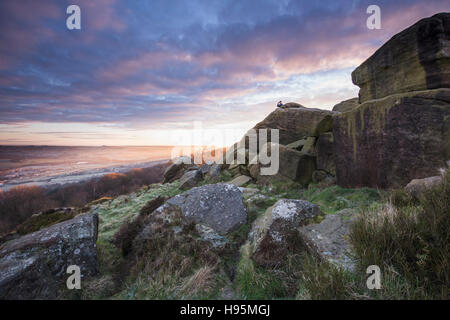 Dramatischen Himmel bei Sonnenaufgang über das Wharfe Tal auf einen frostigen, nebligen, Wintermorgen - Blick vom Otley Chevin, Yorkshire, England. Stockfoto