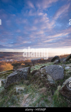 Dramatischen Himmel bei Sonnenaufgang über das Wharfe Tal auf einen frostigen, nebligen, Wintermorgen - Blick vom Otley Chevin, Yorkshire, England. Stockfoto