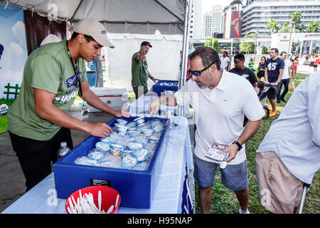 Miami Florida, Bayfront Park, Chipotle Culte Festival, Verkäufer Verkäufer verkaufen Verkauf, Stände Stand Händler Händler Markt Markt Markt, Boot Stockfoto