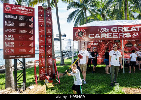 Miami Florida, Bayfront Park, Chipotle Cule Festival, Karrieremesse, hoher Stürmer Stärke Tester strongman Spiel, männliche Jungen Jungen Kinder Hammer mal Stockfoto