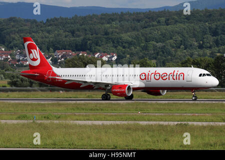 Stuttgart, Deutschland-15. Juni 2016: Airberlin Airbus A321 am Stuttgarter Flughafen Stockfoto