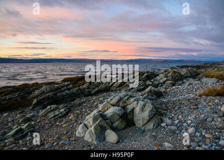 Sonnenuntergang über der Küste in der Nähe von Pirnmill Blick über den Kilbrannan Sound nach Mull of Kintyre, Isle of Arran, North Ayrshire, Schottland Stockfoto