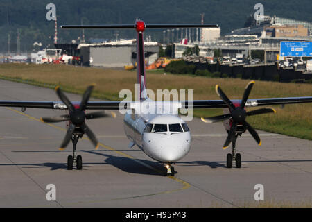 Stuttgart, Deutschland – 27. Juni 2016: Airberlin, Bombardier Dash Q400 am Stuttgarter Flughafen Stockfoto