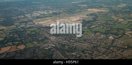 Eine Luftaufnahme von Gatwick Airport Start- und Landebahn Stockfoto