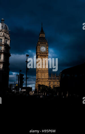 Big Ben oder Elizabeth Tower gefangen in den frühen Abend Licht geben einen dramatischen fühlen. Stockfoto