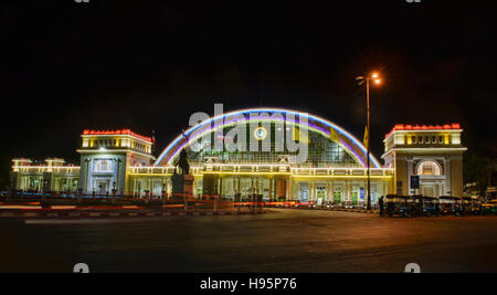 Hualamphong Bahnhof in der Nacht, Bangkok, Thailand Stockfoto