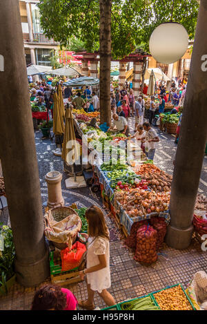 Belebten Marktes in der Obst- und Gemüsemarkt in Funchal, Madeira Abschaltdruck Stockfoto