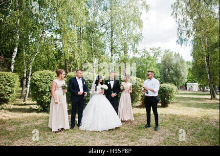 Stilvolle Hochzeitspaar, Brautführer und Brautjungfern mit Champagner Explosion. Stockfoto