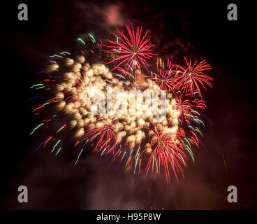 Platzt in den Nachthimmel auf November die fünfte, Bonfire Night Feuerwerk Stockfoto