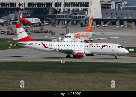 Stuttgart, Deutschland – 11. April 2016: Austrian Airlines Embraer ERJ-195 am Stuttgarter Flughafen Stockfoto