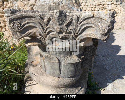 Gefallen Spalte Kapital an die antike Stadt Volubilis im Bereich Zerhoun-Massivs von Marokko Stockfoto