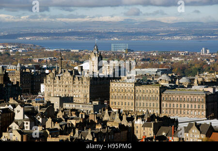 Das Balmoral Hotel in Edinburgh, das neben Waverley Station an der Princes Street an der Kreuzung mit der Northbridge sitzt. Stockfoto