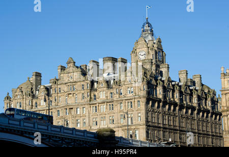 Das Balmoral Hotel in Edinburgh, das neben Waverley Station an der Princes Street an der Kreuzung mit der Northbridge sitzt. Stockfoto