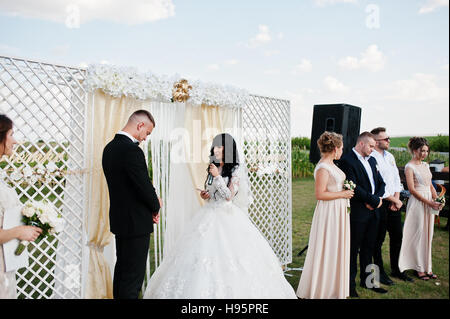 Erstaunlich, Trauung mit Zeremonienmeister, Brautpaar und besten mans mit Brautjungfern. Stockfoto