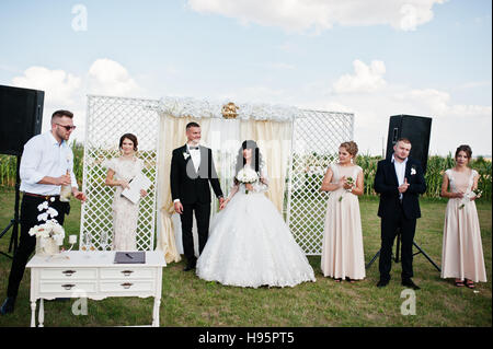 Erstaunlich, Trauung mit Zeremonienmeister, Brautpaar und besten mans mit Brautjungfern. Stockfoto