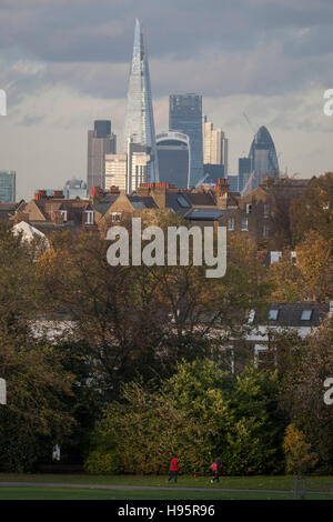 Gehäuse mit der Hauptstadt und den Shard steigenden hoch in den Hintergrund, und der Herbst Bäume im Brockwell Park in Herne Hill, South London Lambeth SE24. Stockfoto