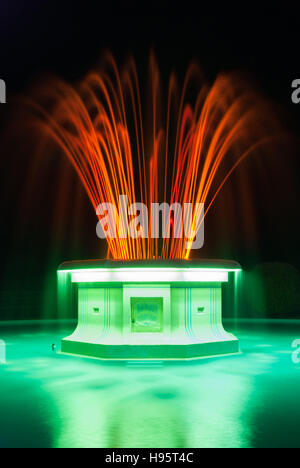 Die Tom Parker Brunnen in Napier, Neuseeland ist ein buntes Licht Anzeige in der Nacht produziert Stockfoto