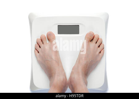 Füße auf Waage im Badezimmer mit einem leeren digitalen Bildschirm für Textfreiraum. Bedeutet entweder übergewichtig oder untergewichtig Gesundheitsprobleme erfordern richtigen Diät Stockfoto