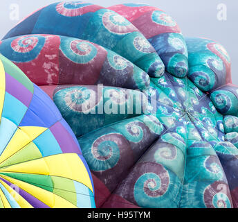 Heißluft Ballons werden aufgeblasen vor Massenaufstieg in Albuquerque International Balloon Fiesta, New Mexico Stockfoto