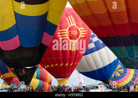 Heißluftballons am frühen Morgen Massenaufstieg in Albuquerque International Balloon Fiesta, New-Mexico vorbereiten Stockfoto