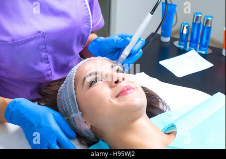 Beauty-Behandlung einer jungen Frau in Fachklinik Stockfoto