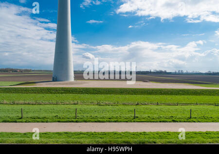 unteren Teil einer Windmühle in einer flachen holländischen Landschaft Stockfoto