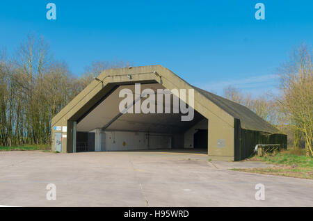 Flugzeug-Bunker auf dem ehemaligen Militärflughafen Twente in den Niederlanden aufgegeben Stockfoto