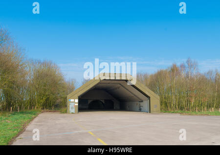 Flugzeug-Bunker auf dem ehemaligen Militärflughafen Twente in den Niederlanden aufgegeben Stockfoto